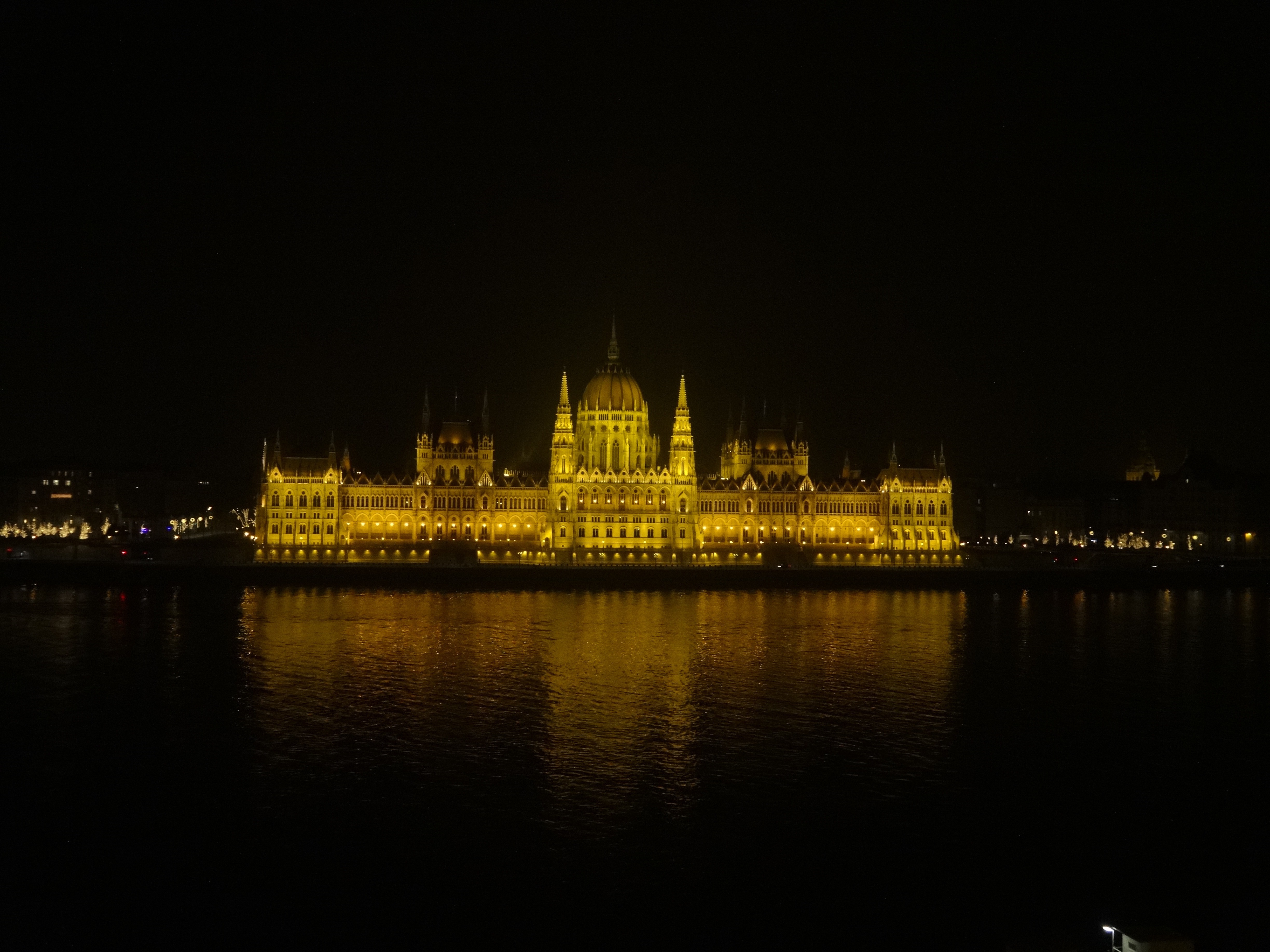 budapest-parlament-at-night