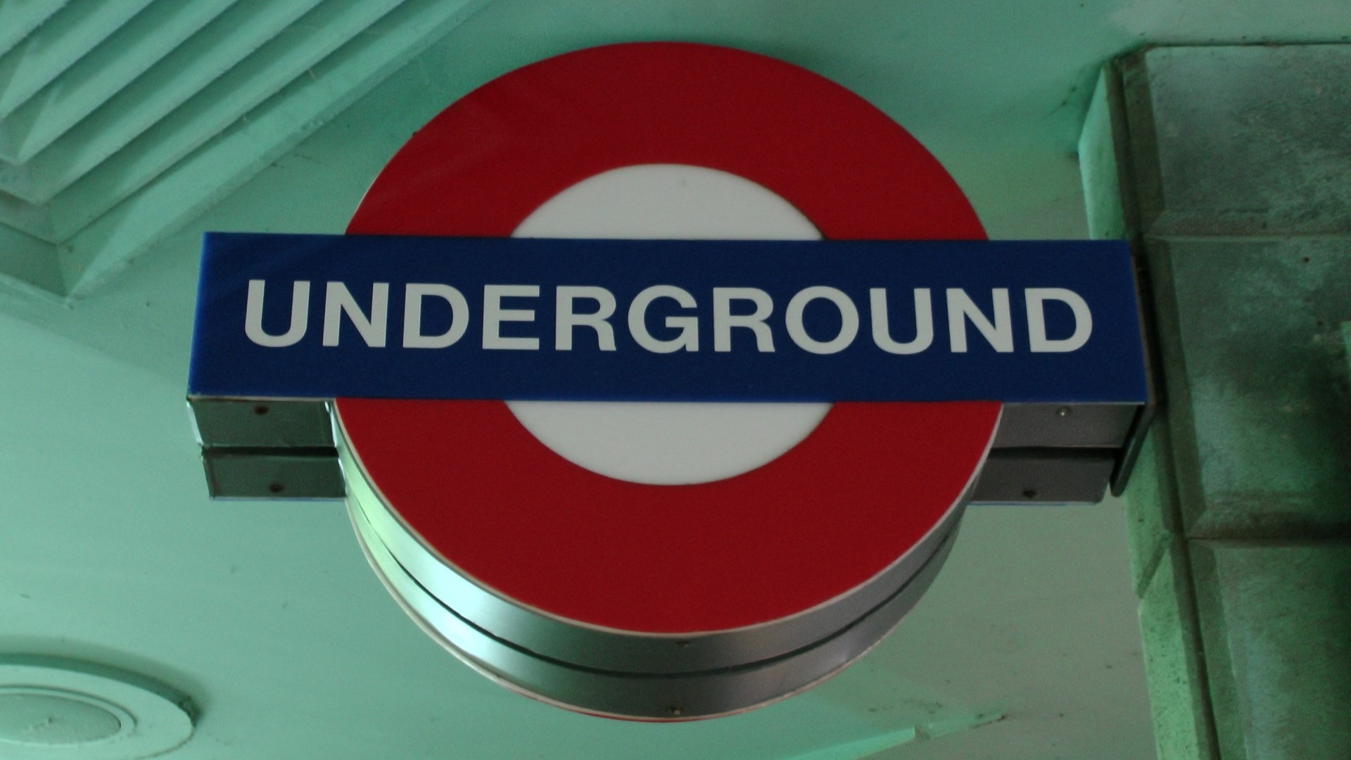 london-underground-signpost