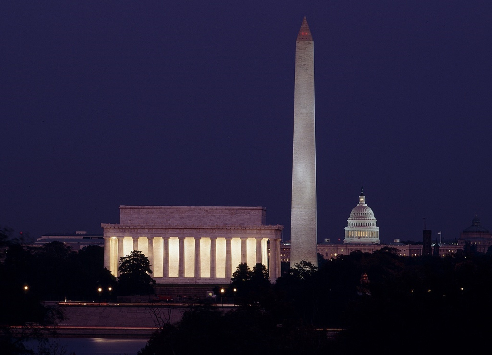us-capitol-landmarks-at-dusk