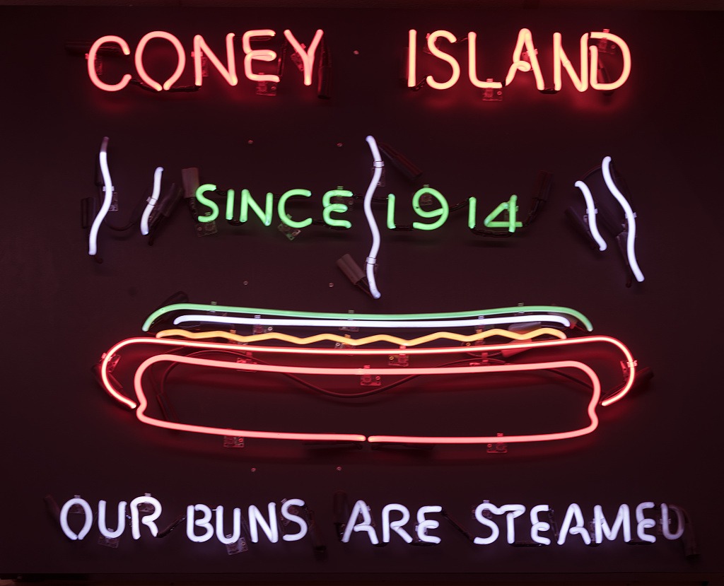 neon-sign-st-famous-hot-dog